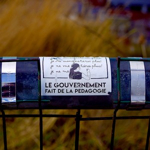 Dessus de clôture avec message politique - France  - collection de photos clin d'oeil, catégorie clindoeil